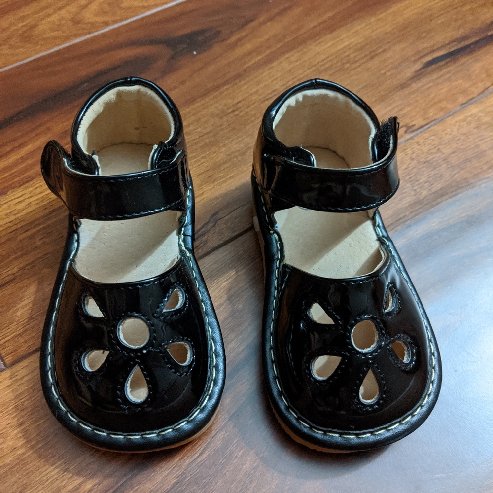 Baby girl's Squeaky shoes- Size 3 😻